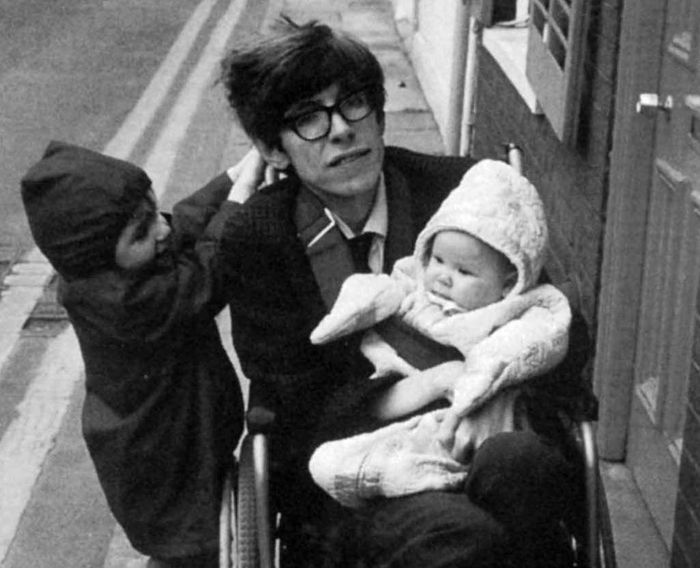 Stephen Hawking - Người Đàn Ông May Mắn Nhất Trong Vũ Trụ?