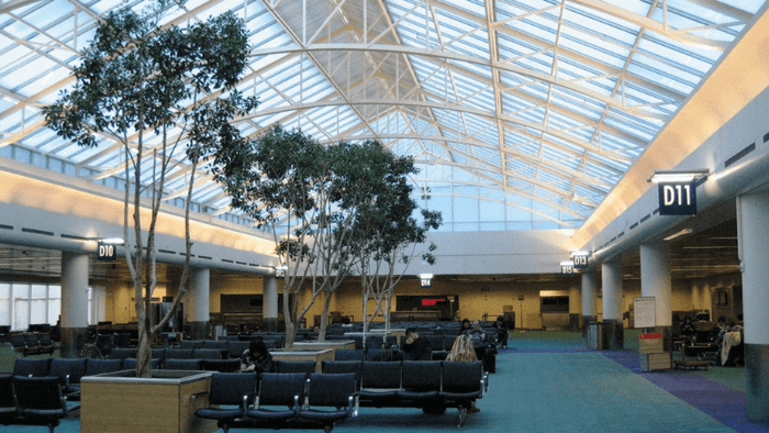 Phòng chờ D - khu vực đón tiếp khách quốc tế của sân bay Portland