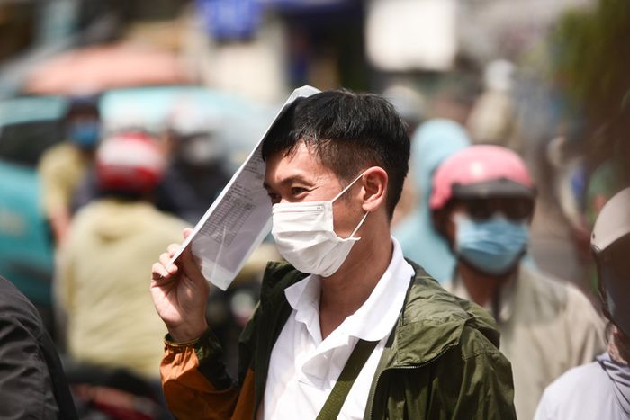 Khách hàng đứng dài hàng chờ mua vàng - Ảnh: PHƯƠNG QUYÊN