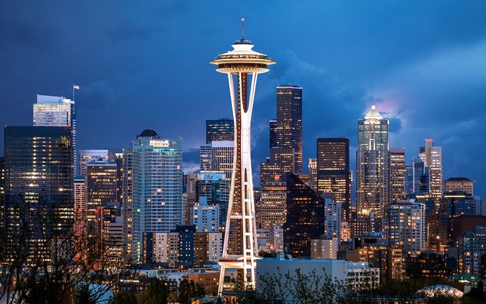 Tháp Space Needle là biểu tượng không thể thiếu của Seattle.