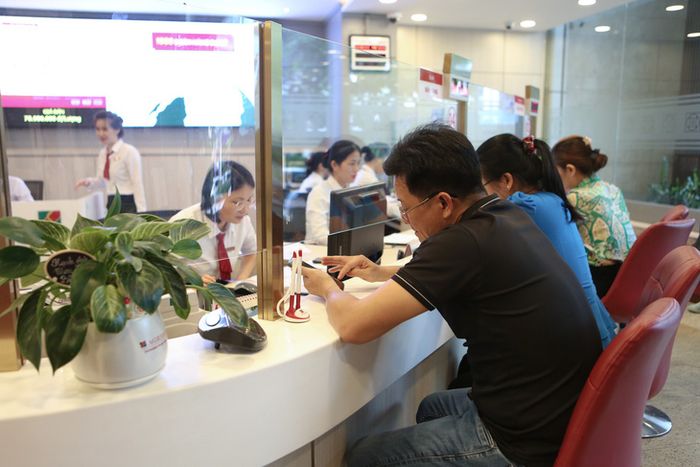 Khách hàng đến giao dịch chiều ngày 4/6 tại Agribank Mạc Thị Bưởi.