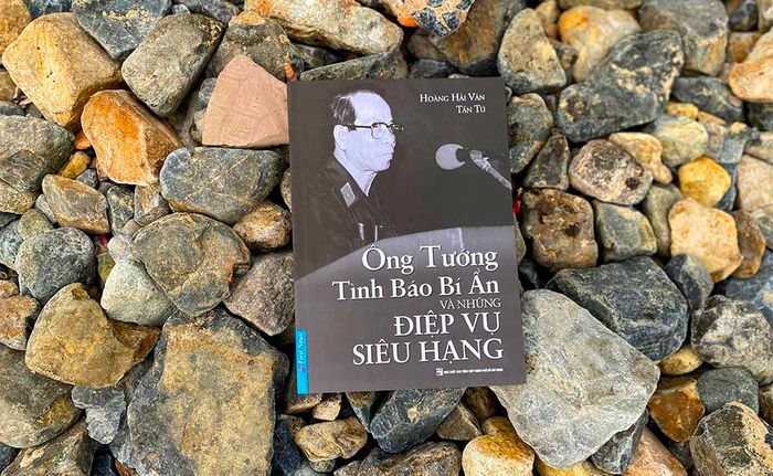 'Những bí mật của ông tướng tình báo và những nhiệm vụ phi thường' - Người thầy siêu hạng của các điệp viên