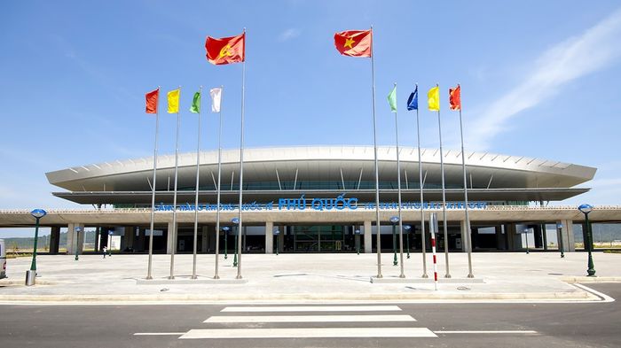 Sân bay Phú Quốc - Điểm nóng của hoạt động kinh tế tại tỉnh Kiên Giang, với khả năng phục vụ hàng triệu hành khách mỗi năm.