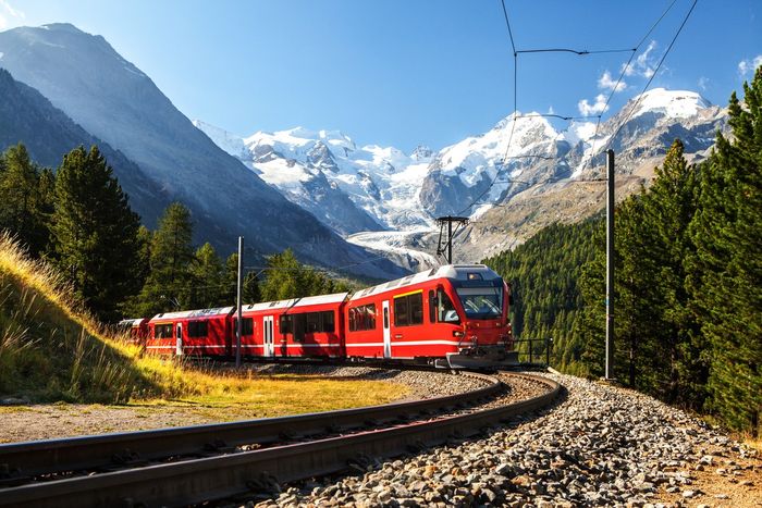 Tàu hỏa đi về trung tâm thành phố Zurich