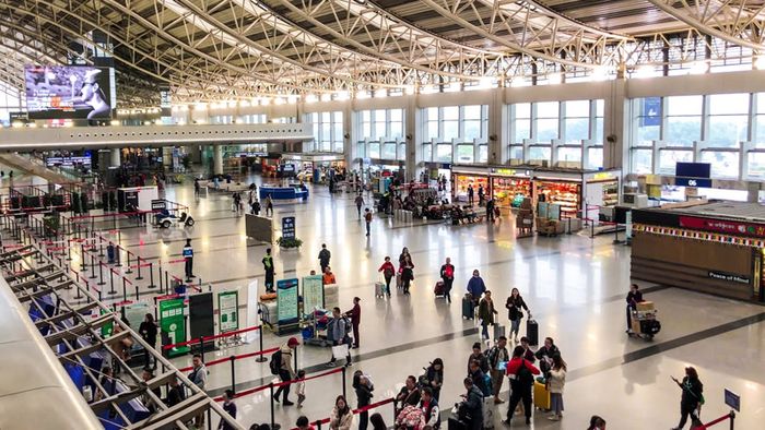 Khung cảnh bên trong nhà ga hành khách của sân bay quốc tế Chengdu Shuangliu