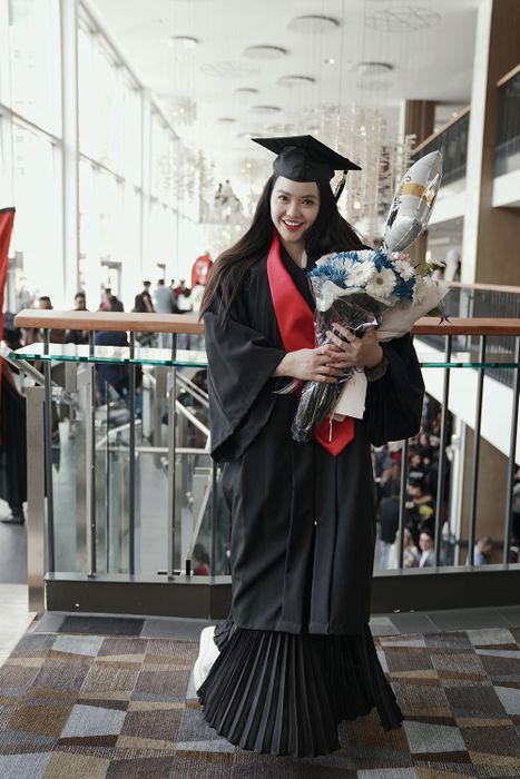 Hồng Kim Hạnh, người đóng vai chính trong 'Thương nhớ ở ai', đã tốt nghiệp đại học với thành tích xuất sắc tại Canada