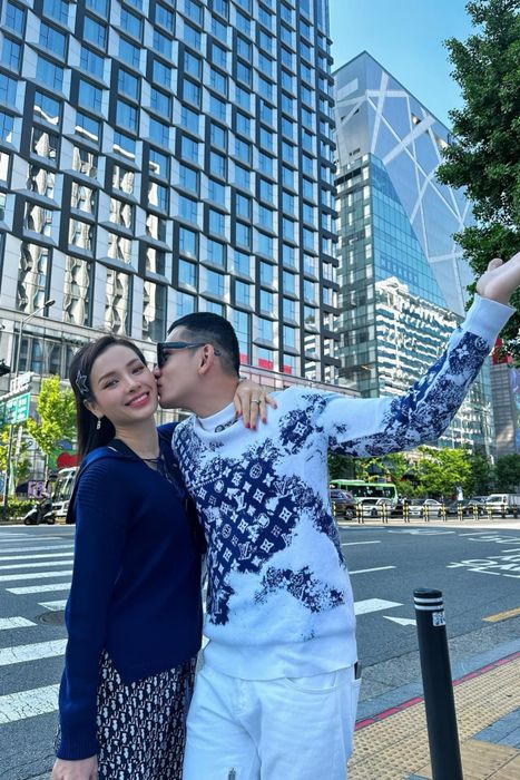 Bộ ảnh sao 5/6: Quốc Trường cùng gia đình ăn mừng buổi lễ thôi nôi của bé Bảo Anh