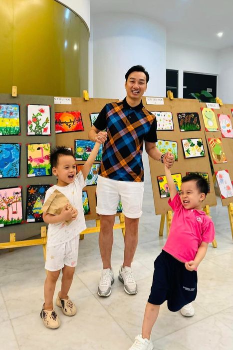 Bộ ảnh sao 5/6: Quốc Trường cùng gia đình vui mừng tại buổi lễ thôi nôi của bé Bảo Anh