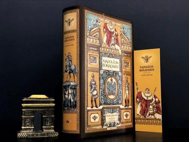 Cuốn tiểu sử về Napoléon Bonaparte ra mắt độc giả Việt Nam với bìa cứng trang nhã, hoa văn ép kim và biểu tượng đế chế Napoléon.