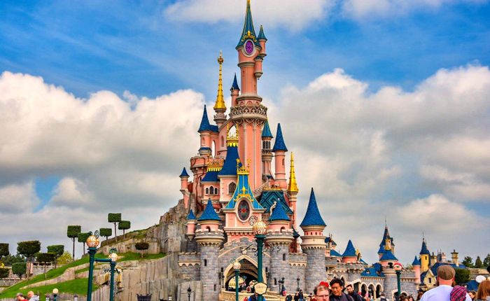 Vùng đất của Disney: Hành trình biến ý tưởng điên rồ thành một máy kinh doanh siêu lợi nhuận