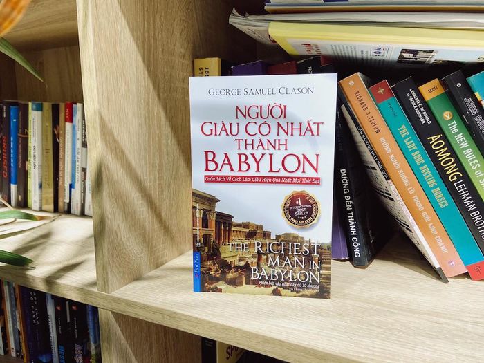 Trong sách 'Người giàu có nhất thành Babylon', người nghèo và người giàu đều tuân theo các cách tiếp cận khác nhau.