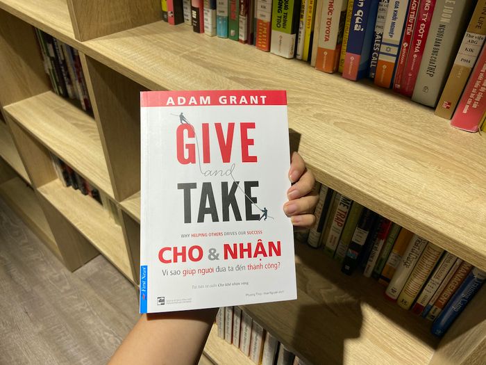 Tặng và nhận: Thành công không đồng nghĩa với việc phải cạnh tranh giành lấy mọi thứ
