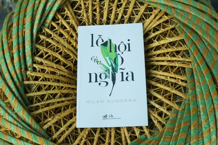 Milan Kundera: Cuộc sống nhẹ nhàng thông minh giữa hỗn loạn vô nghĩa