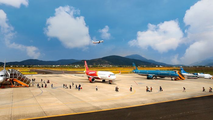 Bãi đậu máy bay tại sân bay Liên Khương