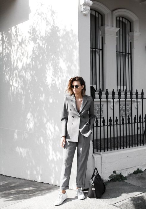 Chọn lựa giày sneakers đơn giản.