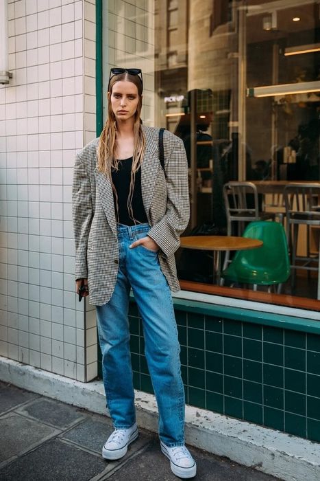 Giày sneakers có thể phối cùng với nhiều loại quần khác nhau.