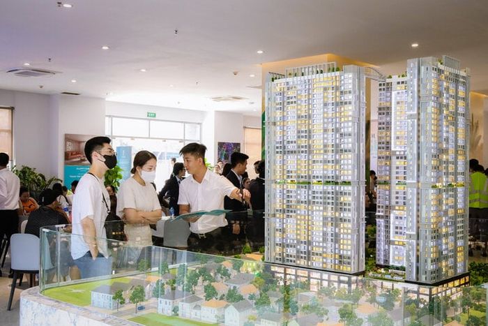 Khách mua 'xem tận mắt, sờ tận tay' sản phẩm trước khi xuống tiền.