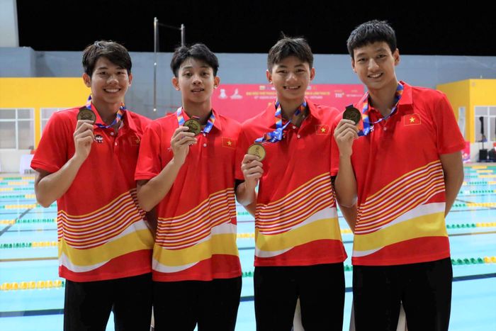 Nguyễn Quang Thuấn và đồng đội đã phá kỷ lục ở các môn thi Tiếp sức 4x200m tự do nam và 400m hỗn hợp nam.