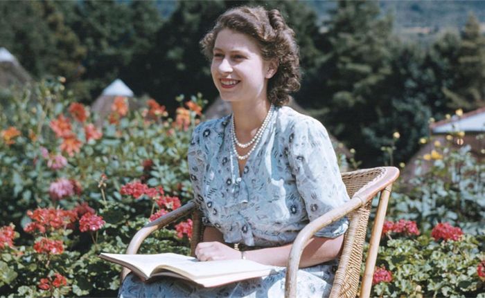 Nhìn lại cuộc đời của Nữ hoàng Elizabeth II qua 9 cuốn sách đặc biệt được chọn bởi tờ New York Times