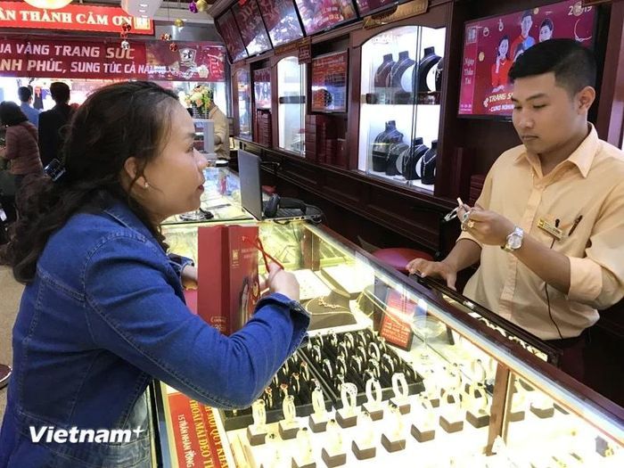Hình ảnh người dân giao dịch vàng tại Hà Nội. (Ảnh: Đức Duy/Vietnam+)