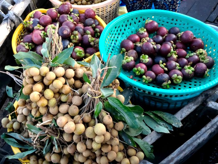 Trên khắp mọi nẻo đường, bạn sẽ dễ dàng bắt gặp những gian hàng trái cây tươi ngon - (Ảnh: QUÂN NAM)