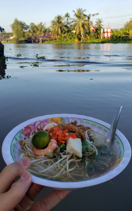 Khi đến Sóc Trăng, đừng quên thưởng thức tô bún nước lèo - (Ảnh: QUÂN NAM)