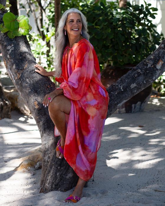 Một người mẫu U70 tự hào về mái tóc bạc và làn da có nhăn