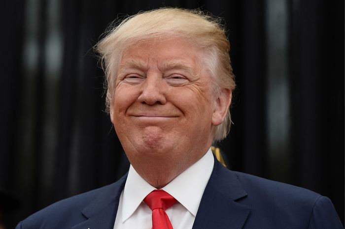 Tổng thống Mỹ Donald Trump và các cuốn sách bán chạy nhất