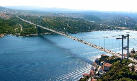 Cây cầu Bosphorus ở Thổ Nhĩ Kỳ, là cầu đầu tiên qua Á Âu.