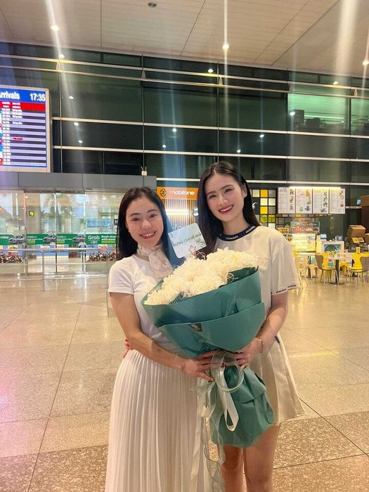 Bà Phạm Kim Dung, Chủ tịch Miss World Vietnam đến sân bay để chúc mừng Yến Nhi.