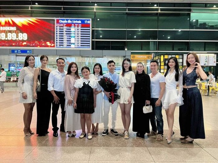 Gia đình, người thân và bạn trai đón Yến Nhi trở về sau thời gian du học.
