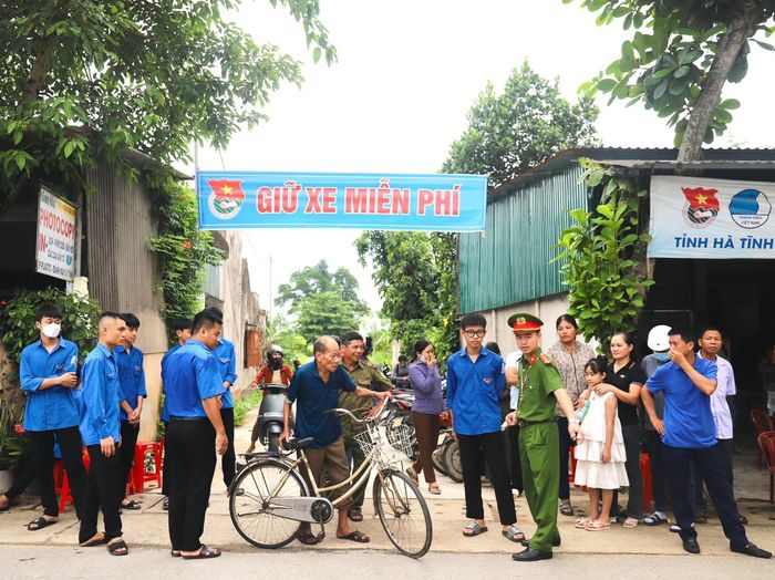 Các chiến sĩ áo xanh đã xuất hiện trên mọi con đường, hỗ trợ cùng các lực lượng chức năng như cảnh sát giao thông, công an, dân quân tự vệ... để giúp đỡ các thí sinh và phụ huynh.