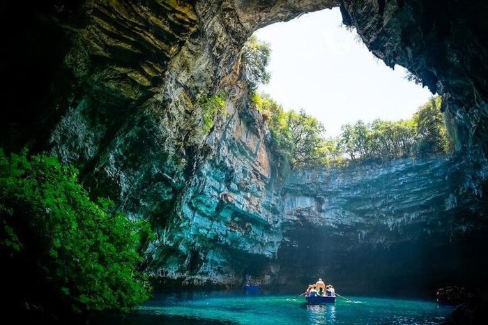 Nằm trong khu vực của vườn Quốc gia Phong Nha - Kẻ Bàng, động Phong Nha được gọi là “Thiên Nam đệ nhất động”.
