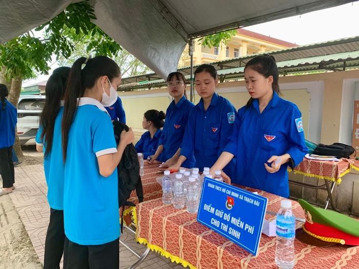 Hơn 1.300 người tình nguyện đã hiện diện tại 36 điểm thi trên toàn bộ địa bàn Hà Tĩnh để động viên, hỗ trợ các thí sinh vượt qua các bài thi khó khăn trong kỳ thi quan trọng này.