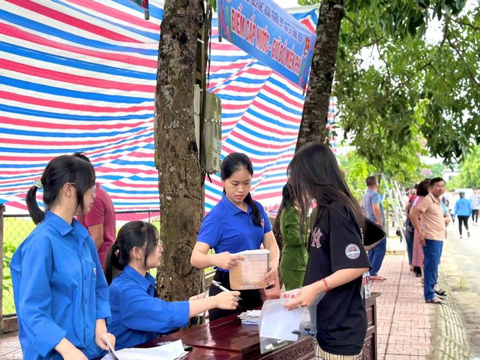 Các đội hình 'Tiếp sức mùa thi' được trang bị nhiều đồ dùng như bút, nước uống,... để giúp đỡ các sĩ tử trong những ngày thi.