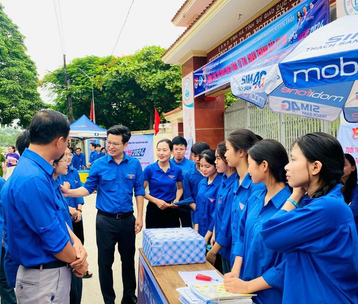 Nhân dịp này, Ban Thường vụ Tỉnh Đoàn Hà Tĩnh đã tổ chức 36 đội thanh niên tình nguyện, với hơn 1.300 đoàn viên tham gia các hoạt động hỗ trợ kỳ thi quan trọng này.