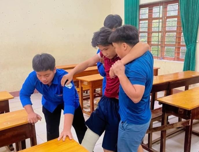 Trong ngày thi đầu tiên, đã có những hình ảnh đặc biệt, ấm lòng xuất hiện.