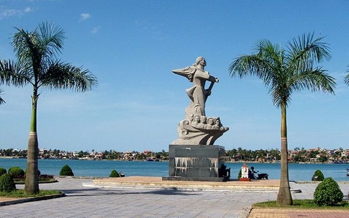 Một trong những điểm đến không thể bỏ qua khi đến Đồng Hới là tượng đài Mẹ Suốt.