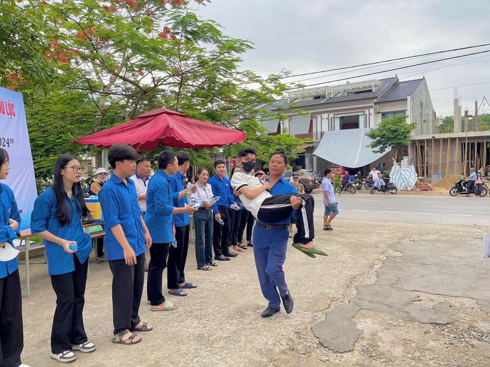 Tại Trường THPT Hương Sơn, hình ảnh của các thanh niên tình nguyện hỗ trợ thí sinh bị thương ở chân vào phòng thi đã để lại nhiều ấn tượng đẹp.