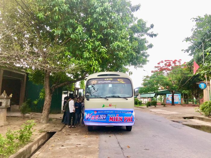 Các thanh niên tại xã Kỳ Lạc (huyện Kỳ Anh) đã tổ chức xe đưa đón miễn phí cho thí sinh đến điểm thi.