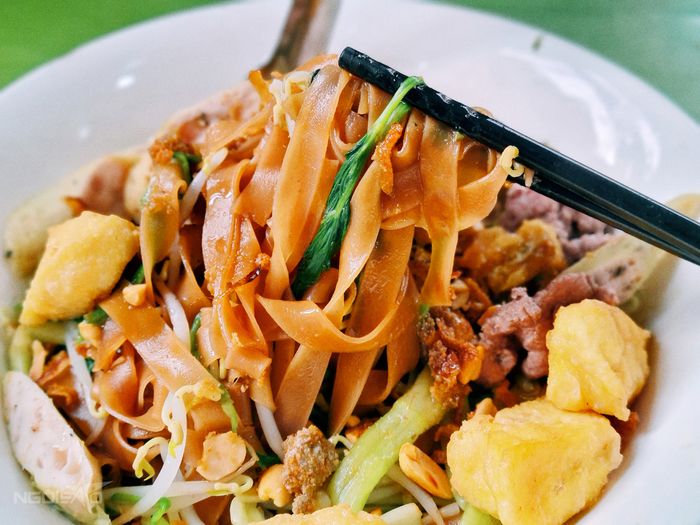 Quán bánh đa trộn nổi tiếng với những người yêu thích hàng thùng.