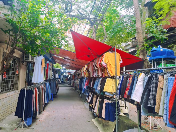 Quán bánh đa trộn nổi tiếng với những người yêu thích săn đồ secondhand.