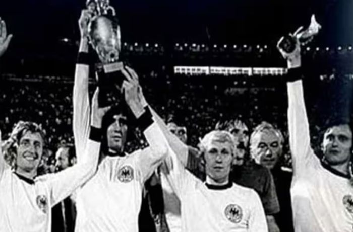 Tiệp Khắc đoạt chức vô địch EURO 1976.