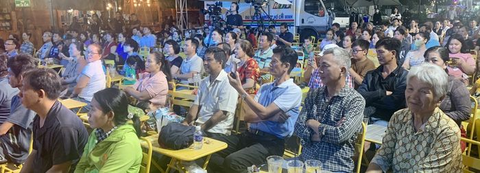 Đám đông khán giả hào hứng theo dõi chương trình Âm vang phù sa tại Hội quán Ngôi sao miệt vườn - Ảnh: HOÀI PHƯƠNG