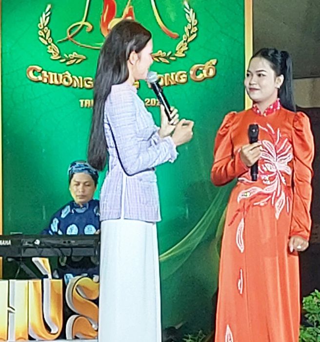 Chuông vàng Như Ý (bên phải) và MC giao lưu với khán giả trong buổi diễn Âm vang phù sa tại sân khấu Ngôi sao miệt vườn - Ảnh: HOÀNG LÊ