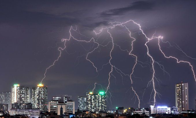 Nữ nhân bị sét đánh, gây ra dấu vết bỏng hình mặt dây chuyền