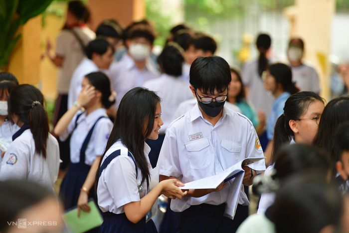 Bài thi Toán chuyên để vào lớp 10 tại thành phố Hồ Chí Minh
