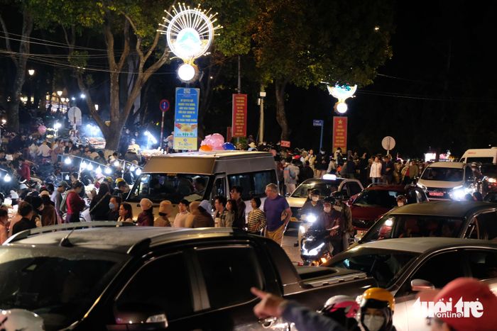 Phố đi bộ có thể dẫn đến tình trạng kẹt xe ở hai đầu, vì vậy cần phải tính đến điều này khi xây dựng để tạo ra một sản phẩm du lịch có giá trị. Trong hình: ùn tắc giao thông trước chợ đêm Đà Lạt, khu vực phố đi bộ cuối tuần của Đà Lạt - Ảnh: M.V