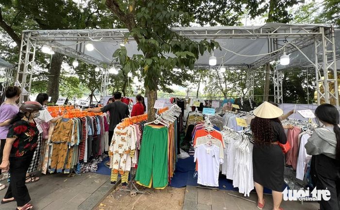 Khu vực mua sắm trong phố đi bộ hồ Gươm đã được dọn dẹp vào tháng 11-2023 - Ảnh: HỮU VIỆT