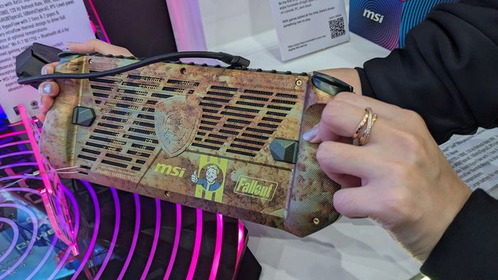 Mặt lưng của MSI Claw x Fallout Limited Edition